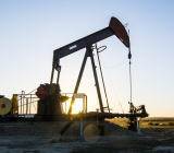 自十月初站上四年高位以来，国际油价迄今跌幅已逾四成。在上周创出2016年1月以来的最大单周跌幅记录之后，WTI与布伦特原油昨日又双双大跌超过6%，分别收跌2017...