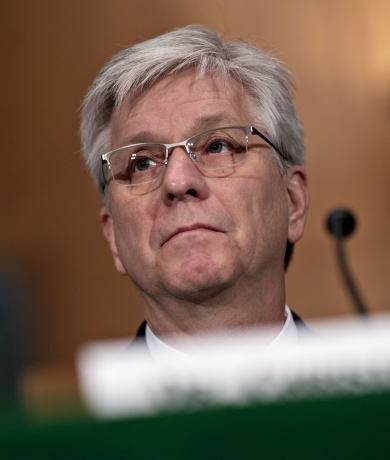 如果就业和通胀数据降温，那么我将支持将联邦基金利率的目标区间再上调几次，预计终端利率在5.10%至5.40%之间。另一方面...