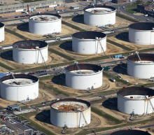 美国原油库存增加，但增幅远低于API报告。精炼油库存持续下滑，市场猜测IMO新规将引发油市巨变。报告中性！