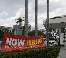 美国劳工部周四报告称，上周，初请人数意外下降，这表明尽管美联储为抑制通胀而...