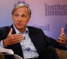 桥水基金创始人达里奥今日表示，新冠肺炎正造成一个庞大的压力测试。美国正让美元的储备货币地位面临风险。现金是最具风险的资产，而非最安全的资产。此前，达里奥指出...