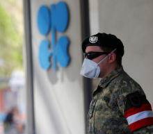 NYMEX美国原油(WTI原油)欧市盘初，油价震荡走低。市场风险偏好情绪降温，国内股市有所承压，西太平洋银行宏观部门负责人张淑娴表示，虽然中国三季度GDP的反弹没有预期的那么强劲，但按年4.9%的增幅仍很不错...