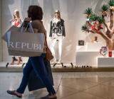 消费者刚刚意识到，他们正在通过增加信用卡负债来消费，而这些信用卡的利息非常高...