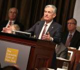 周二黄金一度下跌10美元，创出两个交易日低点至1562.18美元，因美元持坚，且市场对于全球公共卫生事件等不确定性因素的担忧情绪回落，美股续刷历史新高...