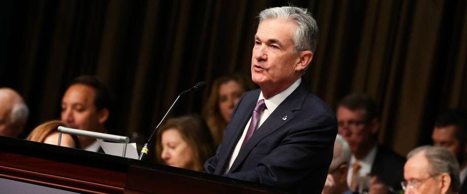 NYMEX美国原油(WTI原油)欧市盘初，油价横盘震荡。美国制造业PMI初值近10年来首次跌至50下方，加深了投资者对全球经济面临衰退的疑虑。但地缘紧张局势升温，主要产油国的供应收紧抵消需求增长放缓的影响，投资人在等待美联储的最新货币政策。逸富行情交易系统显示：北京时间16:30，美国WTI原油10月合约报55.31美元/桶；布伦特原油10月合约报59.94美元/桶。