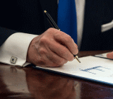 美国国务卿蓬佩奥3日在国务院宣布，美国终止1955年与伊朗签署的《友好、经济关系和领事权利条约》，以此回应国际法院要求美国停止对伊进行人道主义领域制裁的裁...