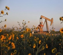 据道琼斯消息，美国能源信息署（EIA）发布的美国石油产量月度报告显示2017年11月份美国石油产量从10月份的970万桶/日增加至超过1000万桶/日...