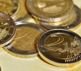 南非标准银行预计，欧盟将于明年发售的2250亿欧元绿色债券的计划，将推动欧元...
