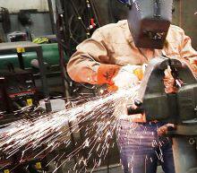 现靓丽的美国经济数据支持美股造好给港股正面支持，惟成交量能美中不足，受A股持续反复以及谨慎美朝政治局势影响资金做多谨慎，但最新公布的中国官方制造业PMI数据超预期提振市场信心，因此料港股近期有望持续偏好