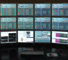 美股各大指数走势反复，其中道指持续表现再创新高，而纳指收跌，投资者留意美联储六月会议纪要以及更多经济数据。内地股市高位震荡，短期缺乏热点，上行动能不足