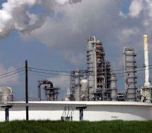 随着欧佩克的减产执行率逐步提升，油市趋紧，并且美国原油产量也开始下降，倍受关注的委内瑞拉则饱受经济衰退的影响，该国原油出口和炼油产能均在10月内不断下降。油市整体趋势看好，建议逢低做多