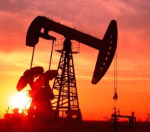 API原油库存但降幅较前值显著下降，汽油库存连续三周增加，夏季需求旺季也即将结束，OPEC两次会议无实际结果引市场担忧，同时特朗普税改取得重大进展美元大幅反弹进一步限制油价，市场对晚间EIA较为谨慎。料EIA数据公布前油价或维持偏弱震荡；操作上，反弹抛空