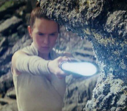 因美国经济数据表现弱于预期，且美联储11月会议纪要暗示决策者对通胀存在明显的分歧，市场已存风险时间仍未消散，美国财政部开启新一轮制裁针对朝鲜，获得一定避险买盘支撑