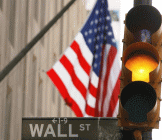 华尔街日报撰文指出，石油价格与标普500指数的相关性最近狂跌不止，这表明石油和全球经济增长的典型关系可能不会持续下去，近期决定石油市场走势的将是另一变数...