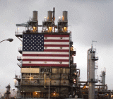 必和必拓财报显示，2017财年美国页岩油资产减记49亿美元。该司称希望出售在岸美国页岩油业务。其CEO称，旗下美国第八大页岩油田未得到预期回报。上月有对冲基金称做空页岩油企业，预计这类企业资金将告罄，产量会骤降。