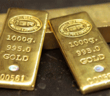 黄金期货价格周二收盘下跌，原因是美国股市正试图从此前一个交易日大幅下跌的走势中反弹，且市场有关全球贸易紧张局势的忧虑情绪看起来也已经有所减弱...