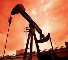 原油上周由于市场OPEC延长减产市场陷入狂欢，油价周五延续涨势，但今日亚盘中，油市讲OPEC利好基本消耗完毕，且贝克休斯钻井数增加，连续两周上升并触及9月高点，美原油的增产将再次打击原油价格，建议逢高抛空