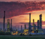 国际原油价格继上日急涨之后进一步反弹，美国最大的石油生产州德克萨斯州的监管机构正在考虑削减产量