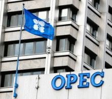 OPEC原油产量大幅增加，打击油价快速回落，俄罗斯减产协议到期后将恢复原油产量，加剧市场担忧，油价继续承压，短期可能继续下挫；不过今日即将公布IEA月报，短期可能左右原油走势；操作上，反弹抛空