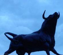 华尔街正在预测一场新的大宗商品牛市，原油前景强劲，铜也将成为抵御通胀的良好对冲工具