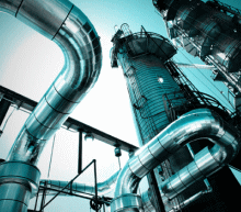 利比亚原油管道爆炸的消息强劲提振了市场对于油价的信心，但原油已连续突破高位，接近60美元/桶，抛压较重。操作上，谨慎做多