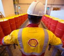 伦敦荷兰皇家壳牌石油公司周四提高了股息，此前该公司轻松超过了季度利润预期，并概述了缩减油气业务的计划，同时推进向低碳能源的转型...