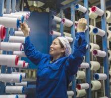 港股恒生指数今日小幅高开，随后维持震荡走势，截止发稿，恒生指数报27637点，上涨0.24%。异动个股方面，中国稀土跌3.9%昨日暴涨108...