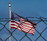 据美国有线电视新闻网（CNN）报道，美国政府突然取消了四场与伊朗有关的国会机密简报会，且几乎未解释