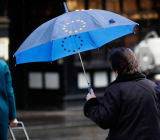 当地时间5月16日，欧盟反垄断机构对英国巴克莱银行、苏格兰皇家银行、花旗集团、摩根大通和三菱日联处以合计10.7亿欧元的罚款，称上述五家银行串通操纵11种货币汇率...