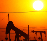 黄金周期间，中国INE原油暂停交易，因此今日油价的表现很大程度上受到国际油价的影响。不过尽管国庆期间油价出现了倒V型性走势，但是国际油价并未跌破9月油价的高...