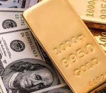 周一现货黄金在美股午盘加速跳水，最低跌至1916.50，较日高回落逾42美元，收盘报1922.84美元/盎司，跌幅达1.76%...