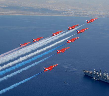 A股不断向上试高位，预料中资金融股于短期后市仍有望领涨大市；市场未有正面消息抵消地缘性局势紧张态势，且A股昨日冲高回落令港股承压，故港股做多动力尚欠缺，因此，料港股短期高位震荡