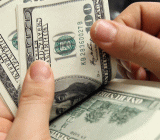 周四纽市盘中美元指数重挫，刷新日内低点至94.42，创7月31日以来新低。此前欧洲央行行长德拉基在新闻发布会上表示，已经看到通胀趋近于2%的目标，核心通胀将明显走强...