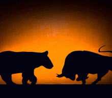 外围美股大跌牵引早盘大幅跳空低开，美联储加息升温以及高位整固需求令港股下探，盘中A股权重回稳牵引港股跌幅收窄。现外围美股高位重挫给港股承压，而A股走势分歧...