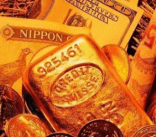 亚盘时段，黄金承压于1950，黄金现报1942.96美元/盎司，跌幅0.18%；黄金再度陷入震荡格局，美元日内尽管缓慢下跌，但仍在93.2上方，由于欧洲疫情蔓延，单日新增数超过了美国，同时近期美国经济数据总体改善...