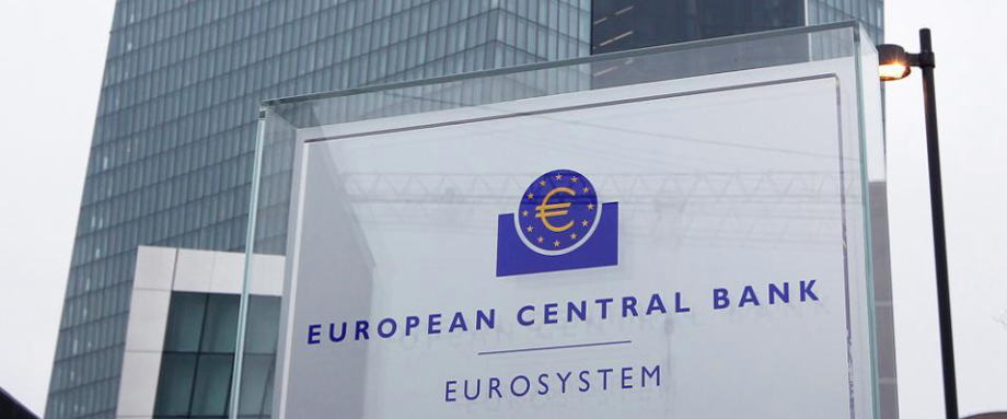 一项路透调查显示欧洲央行(ECB)将把升息时间进一步推迟至明年更晚，因欧元区经济增长和通胀前景已经变差。 仅仅几个月之前，ECB刚刚结束每月购买资产的操作，也称为量化宽松(QE)，而且3月结束的定向长期再融资操作(TLTRO)也将于9月恢复。