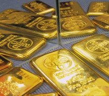 美国和中国贸易战的升级成为本周市场的焦点和黄金的驱动力量。继美国周四宣布对华新的制裁后，中国隔夜也宣布对美国进口商品征收关税。周四特朗普还驱逐了其国家安全顾问并任命电...