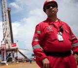 美国总统特朗普称：面对委内瑞拉政局的当前状况，美国方面有着众多的选项，其中不排除在必要时候以武力相威胁。特朗普回应称，针对由总统马杜罗领导的委内瑞拉当局