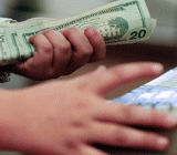 1月5日亚市，美元指数再度承压于近三个月低位交投，美国目前已接近充分就业，美联储关注点转向薪资和通胀数据，投资者也将焦点转向将公布的薪资数据