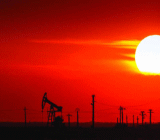 据外媒最新消息，截至11月7日当周，布伦特原油期货净多头仓位升至55万份（每份合约相当于1000桶石油），创出纪录高位，眼下市场正在疯狂的做多原油