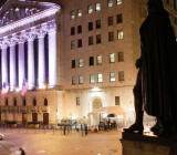 美联储周一祭出的降息和债券购买计划激荡全球市场，但华尔街各界人士对此表达了不同的看法