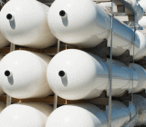 原油期货价格上涨，受供应逐渐收紧的迹象提振，尤其是美国供应。分析师表示，随着美国能源企业削减活跃钻机数量，本月产出可能很快减缓。这对OPEC和油价来说应是好消息。