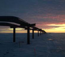 昨日行情出现回调走势，日线抽闲长上影小阴线，短期形态来看，上涨趋势力度不足；4 小时级别来看，行情回落至前期高点处形成有效支撑，日内重点关注能否突破昨日高点，一旦再次构筑顶部形态，可考虑沽空操作
