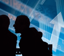 美国总统特朗普表示，他将施加高昂的关税以保护美国生产商，这有可能遭受来自中国，欧洲和加拿大等主要贸易伙伴的报复。美元受到此消息打压下挫，美指再度跌破90关口，原油受到支...