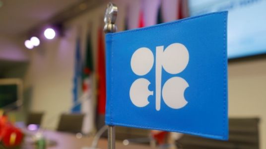 国际能源署(IEA)公布11月月报，称石油输出国组织(OPEC)产量下降，但随着美国原油供应飙升，11月全球原油供应升至年内新高，OPEC不会有一个愉快的新年...