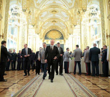 为了避免破产和经济崩溃，委内瑞拉正将其国有石油资产的空前控制权交给长期的金融后盾俄罗斯