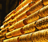 花旗集团(Citigroup)周一(2月26日)发布最新报告称，该行将2018年黄金均价预估上调至1355美元/盎司，并预计未来一年金价有突破1385美元/盎司的风险