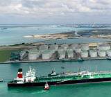 据路透社10月15日新加坡报道称，尽管壳牌公司在普氏窗口买入原油，但中东原油基准价格周一持续下跌。在周一早些时候达成交易后，壳牌接受了第四批上扎库姆油田货物...