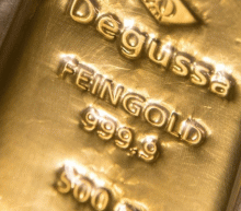 美国总统特朗普激进修墙言论及普兰偏鸽派的发言，美元美股下挫，杰克逊霍尔年会临近令市场较为谨慎，可能导致前期积累较大盈利的仓单回吐，短期金银可能会大幅度震荡；谨慎投资者观望，激进者反弹抛空