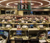 香港股市大幅低开后维持震荡，不过尾盘跌幅有所收窄，恒指跌幅由盘中的近2%收窄...